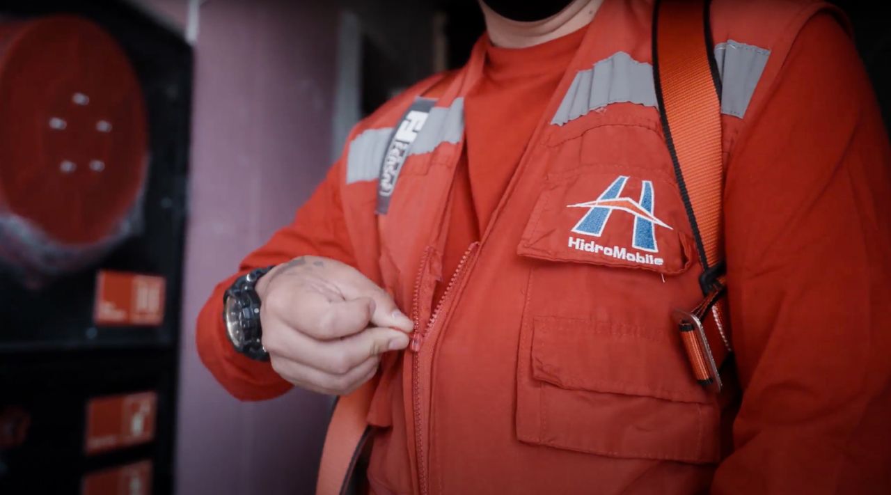Colaborador con chaqueta de la empresa Hidromobile.